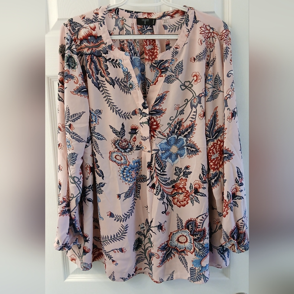 Tahari Woman Floral V‑Neck Blouse – Light Pink – Size 1X – Gently Used